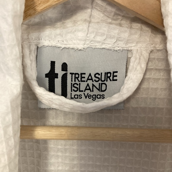 EUC Treasure Island white and navy full length bathrobe. One size. Unisex. - Picture 5 of 7